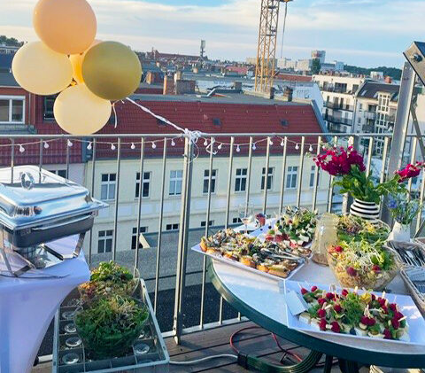 Geburtstagsbuffet auf einem Balkon