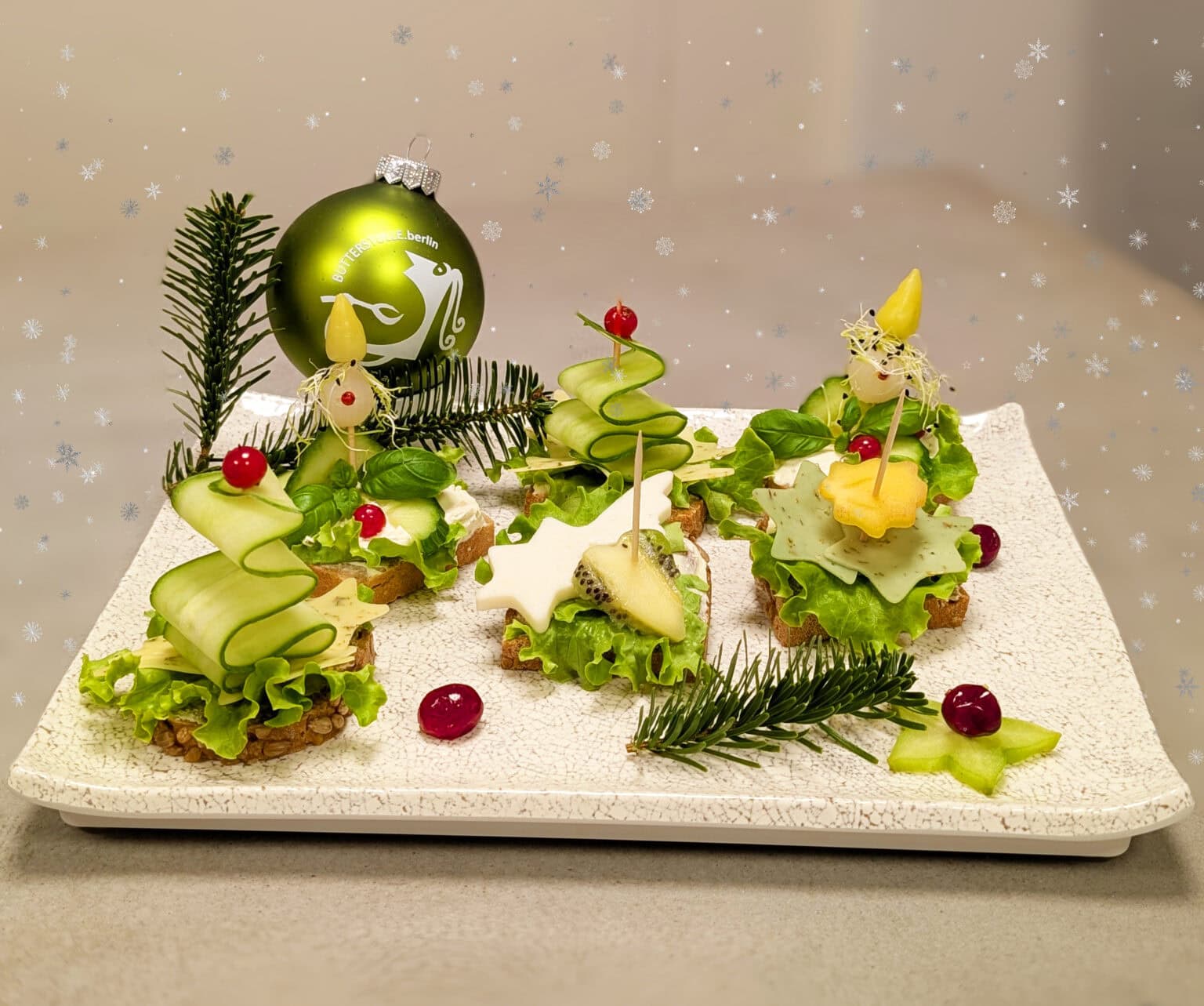 schön dekorierte Schnittchen mit Weihnachtsdeko