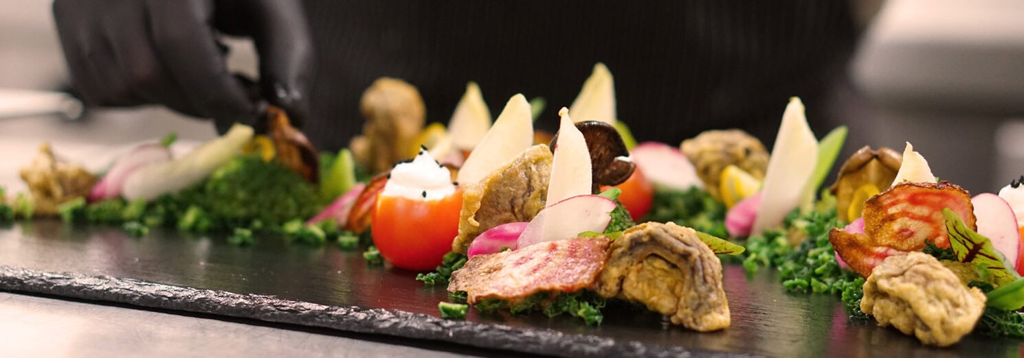 Fingerfoodplatte wird von Koch angerichtet